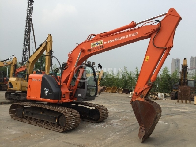 Hitachi ZX135