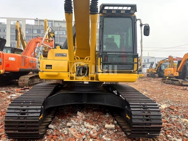 Komatsu PC220-8