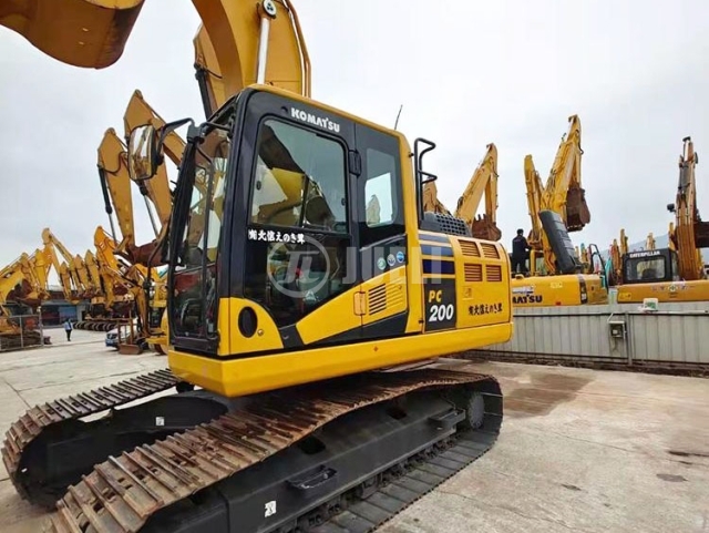 Komatsu PC200-10