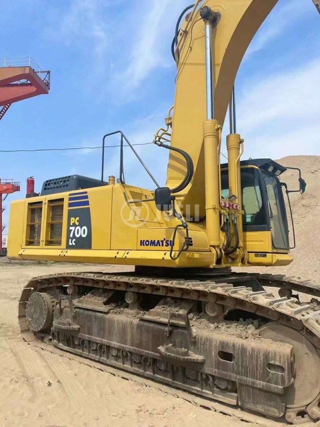 Komatsu PC700-8