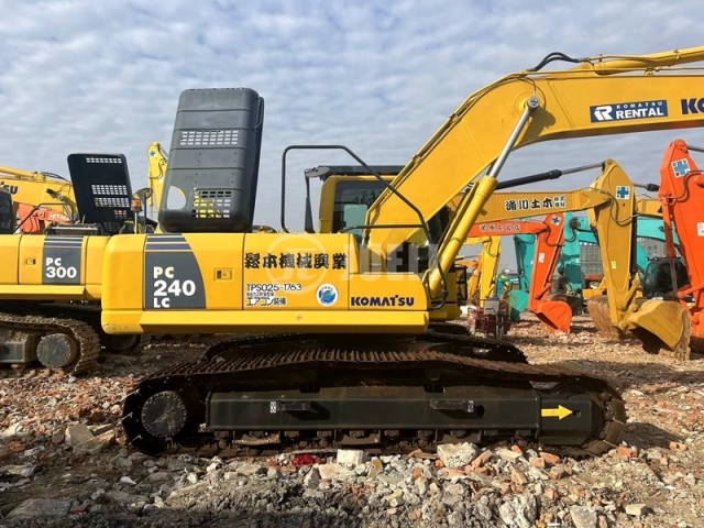 Komatsu PC240-8