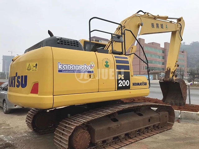 Komatsu PC200-10