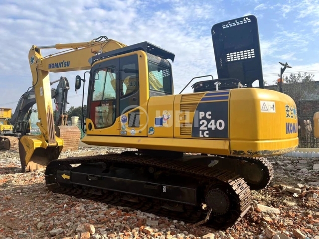 Komatsu PC240-8