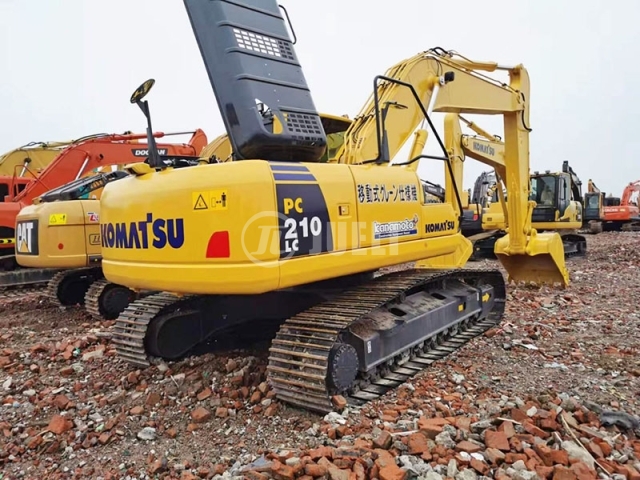 Komatsu PC210-8