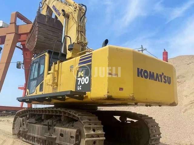 Komatsu PC700-8