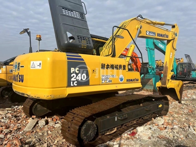 Komatsu PC240-8