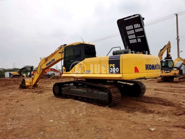 Komatsu PC300-7