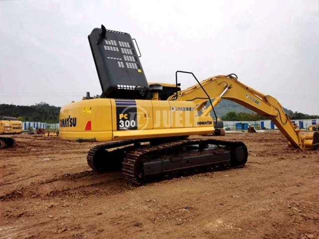 Komatsu PC300-7